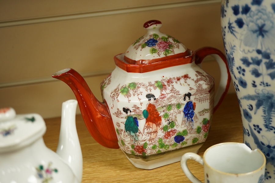 Oriental porcelain including a Chinese blue and white vase and cover, 27cm high